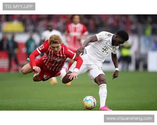 足球巨星笑容灿烂时刻 展现球场外的温暖与亲和力 足球巨星笑容灿烂时刻 展现球场外的温暖与亲和力